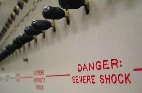 Das Milgram Experiment - die Schalter zum Strafen. The switches to punish.
