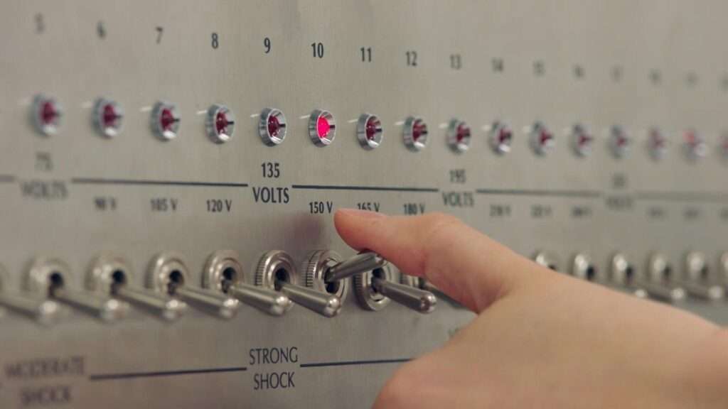 Das Milgram Experiment. Gehorsam fühlt sich moralisch besser an.